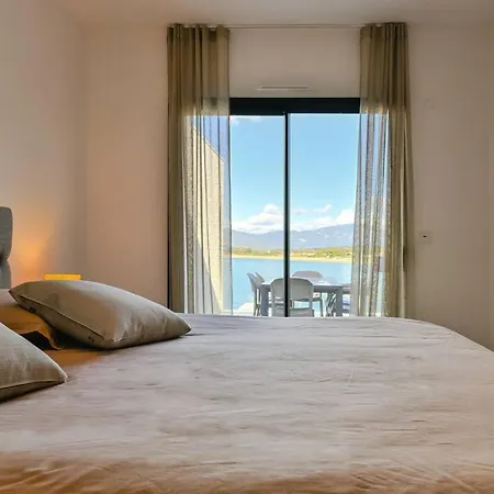 Le Galatee ,t2 Luxe Pieds Dans L'eau *