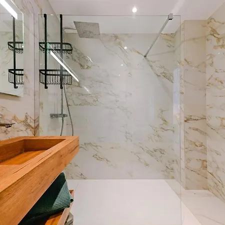 Le Galatee ,t2 Luxe Pieds Dans L'eau *