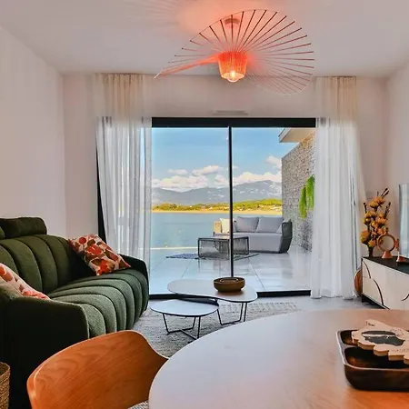 Le Galatee ,t2 Luxe Pieds Dans L'eau *